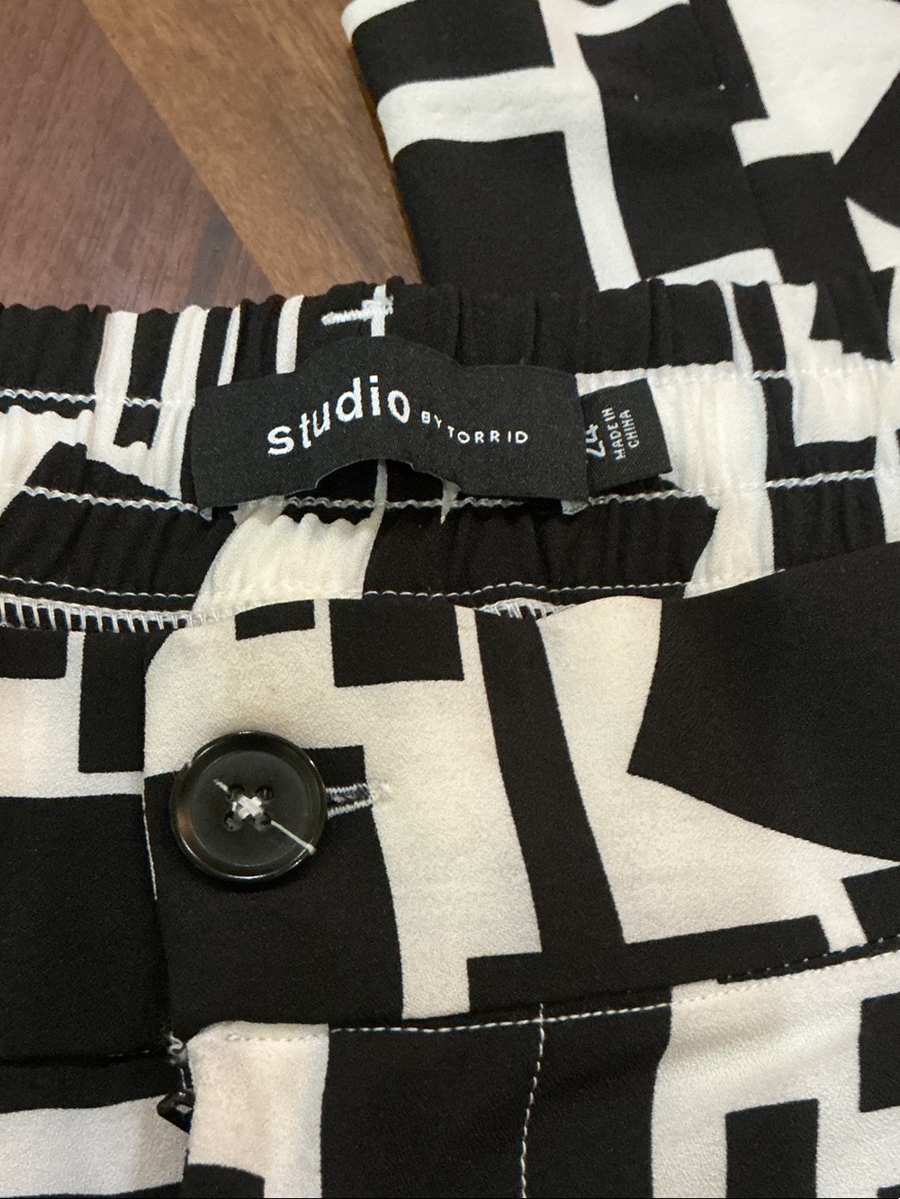 torrid Black and White Wide Leg Pants - Picture 2 of 6